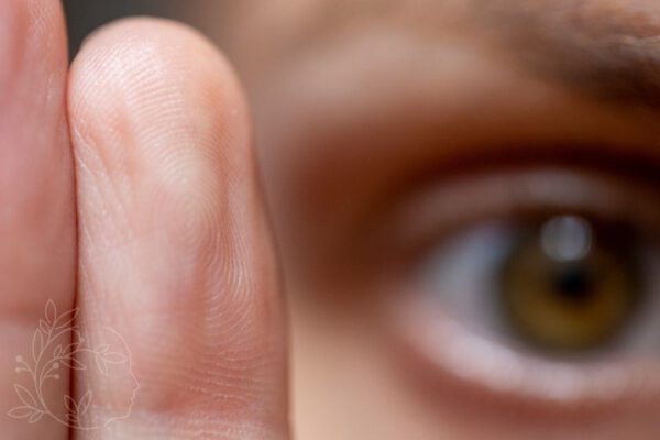 Integral Eye Movement Therapy to support people with traumatic experiences